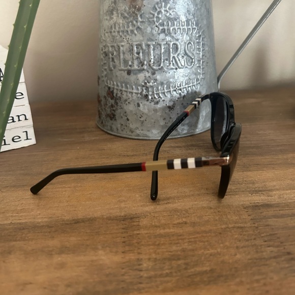 Burberry sunglasses - Picture 7 of 12